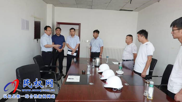 县委常委、常务副县长李启峰到县扬尘污染防控办公室检查指导工作