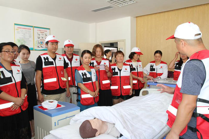 我县举行红十字应急救护培训中心揭牌暨红十字应急救援服务队授旗仪式