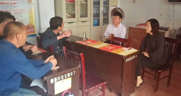 市委副秘书长吴金山到人和镇黄寨村开展“三·五”基层工作日活动 市委副秘书长吴金山到人和镇黄寨村开展“三·五”基层工作日活动