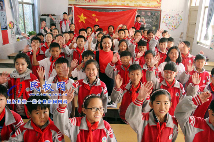 县实验小学开展“喜迎国庆，浓浓爱国情”爱国主义教育活动