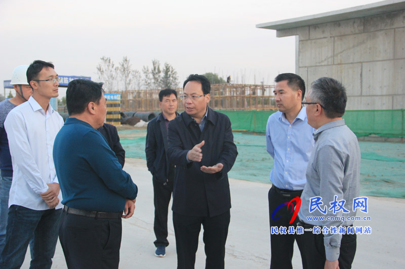 县委常委、常务副县长李启峰查看全县城建项目推进情况