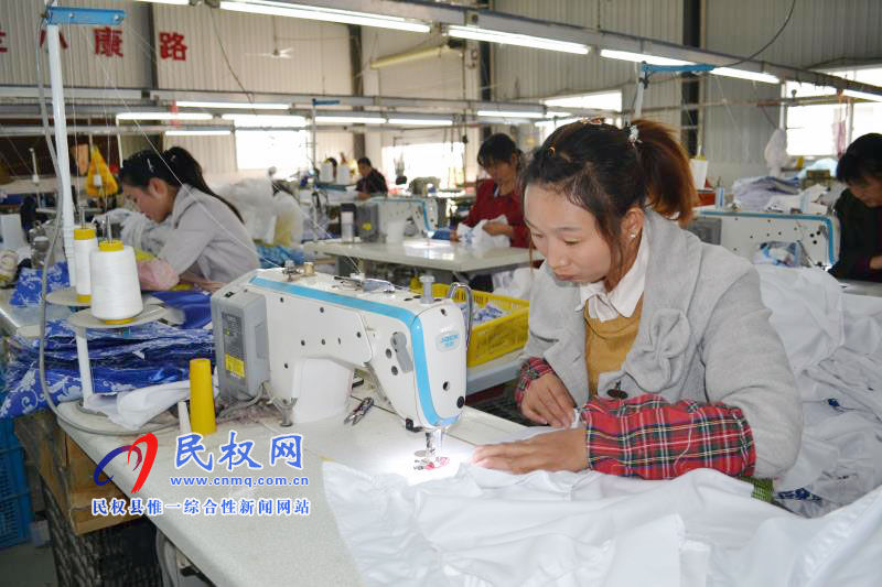褚庙乡:“扶贫车间”让贫困户在家门口就业 褚庙乡:“扶贫车间”让贫困户在家门口就业