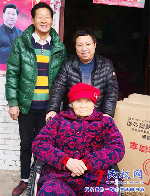 财政局:贫困家庭多灾难 帮扶干部送温暖 财政局:贫困家庭多灾难 帮扶干部送温暖