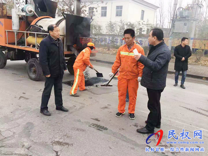 公路局积极开展公路养护挖补工程 公路局积极开展公路养护挖补工程