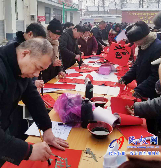 民权县文联书法家协会开展春联义写活动 民权县文联书法家协会开展春联义写活动