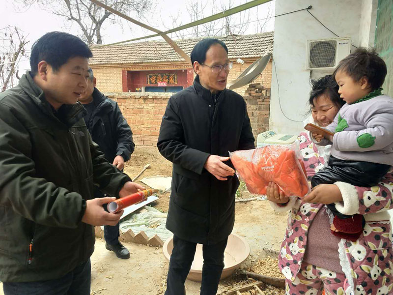 传递爱心 温暖寒冬——县领导王雪山慰问留守儿童 传递爱心 温暖寒冬——县领导王雪山慰问留守儿童