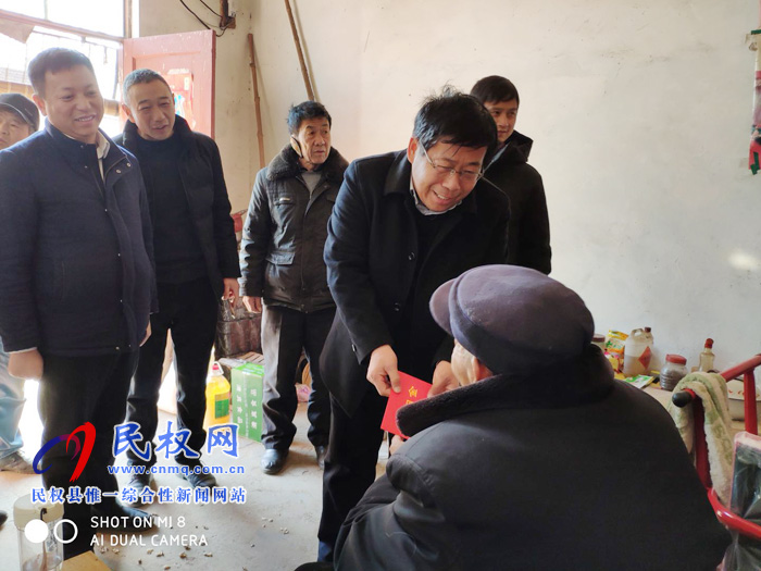 县政协副主席刘伟到人和镇慰问困难群众