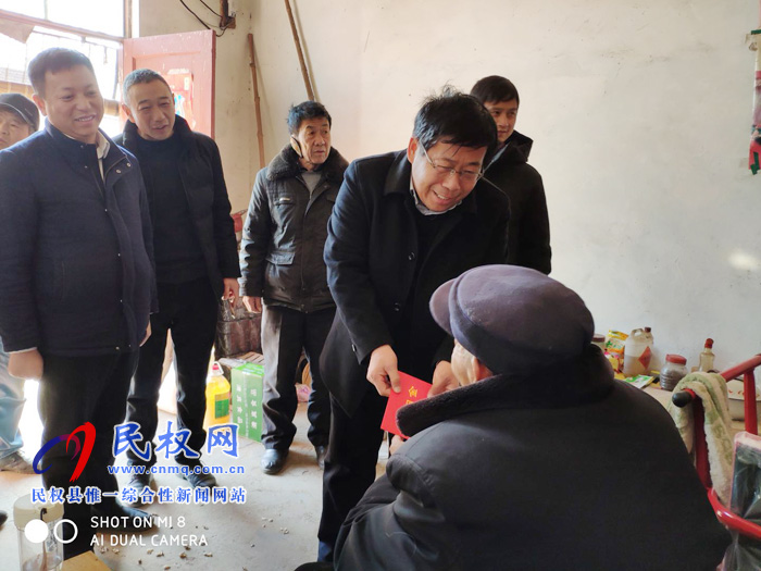 县政协副主席刘伟到人和镇慰问困难群众 县政协副主席刘伟到人和镇慰问困难群众