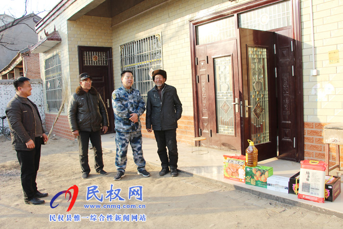 县委常委、县人武部政委江静亚到双塔镇慰问现役军人家属和困难群众