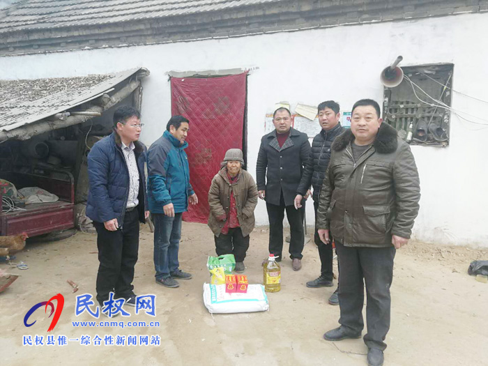 县环保局携手爱心企业慰问困难群众