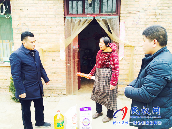 花园乡党委书记张玉栋走访慰问贫困户 花园乡党委书记张玉栋走访慰问贫困户