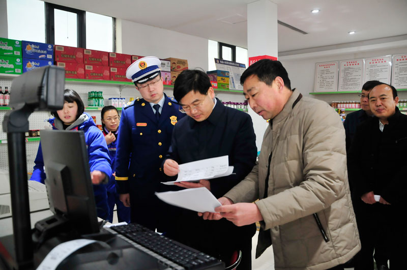 县委副书记、县长张团结查看节前市场供应及安全生产工作 县委副书记、县长张团结查看节前市场供应及安全生产工作