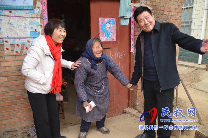 人和镇党委书记曹祥军走访慰问贫困户 人和镇党委书记曹祥军走访慰问贫困户