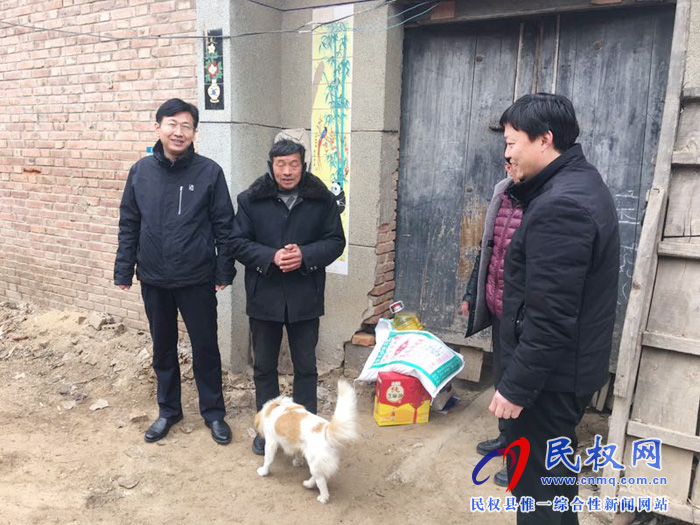 水利局局长李启芳走访慰问贫困户 水利局局长李启芳走访慰问贫困户