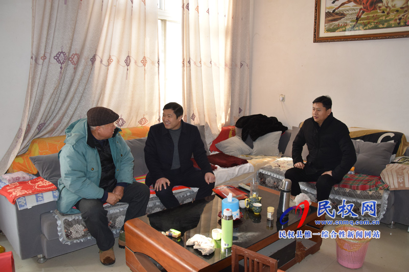 县粮食局节前送温暖 慰问暖人心