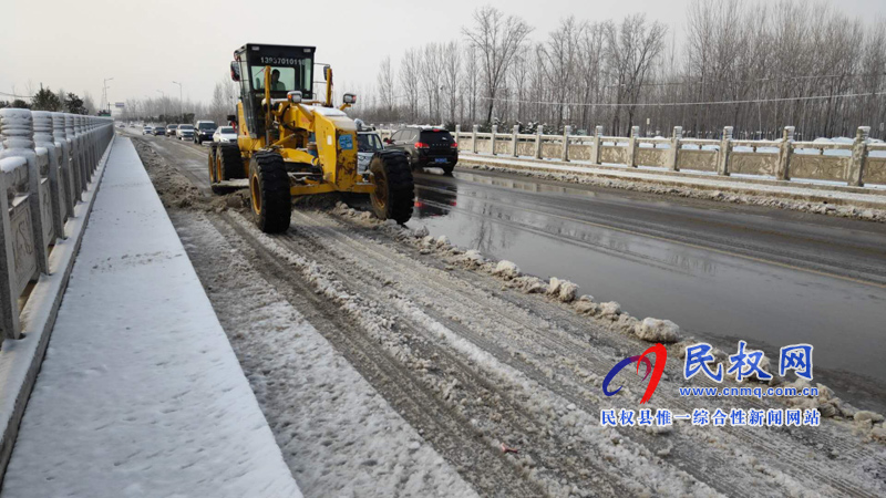 交通运输局清除道路积雪确保行车安全 交通运输局清除道路积雪确保行车安全