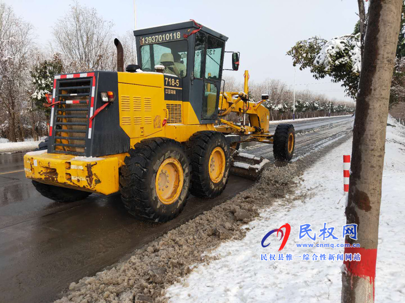 交通运输局清除道路积雪确保行车安全 交通运输局清除道路积雪确保行车安全