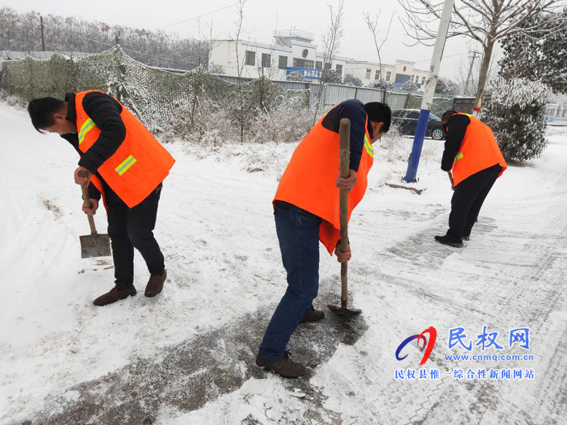 交通运输局清除道路积雪确保行车安全 交通运输局清除道路积雪确保行车安全