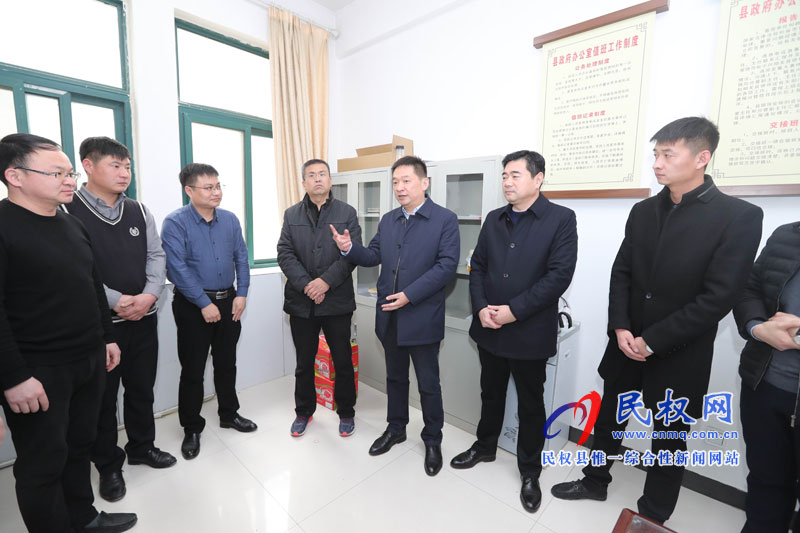 县委常委、县委办公室主任孟亚松看望慰问春节期间值班人员 县委常委、县委办公室主任孟亚松看望慰问春节期间值班人员