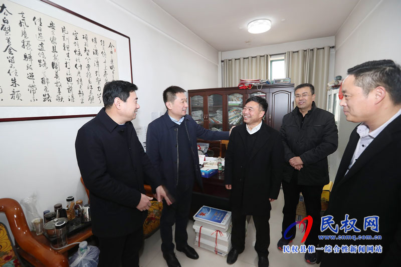 县委常委、县委办公室主任孟亚松看望慰问春节期间值班人员 县委常委、县委办公室主任孟亚松看望慰问春节期间值班人员