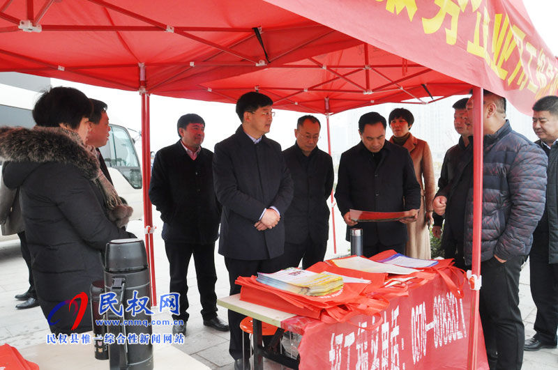县委副书记、县长张团结查看节前招工宣传工作 县委副书记、县长张团结查看节前招工宣传工作