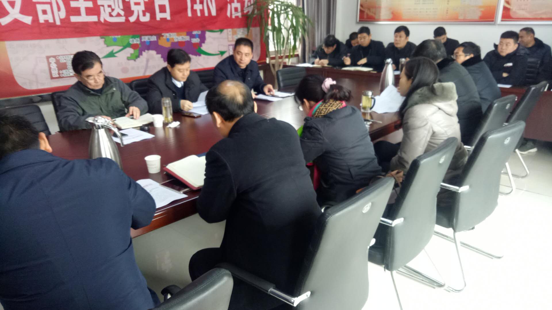县领导赵通、马德伟主持召开北关镇脱贫责任组长会议 县领导赵通、马德伟主持召开北关镇脱贫责任组长会议