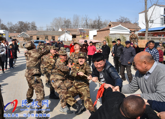 县人防办帮扶干部与赵洪坡村民拔河比赛“心连心” 县人防办帮扶干部与赵洪坡村民拔河比赛“心连心”