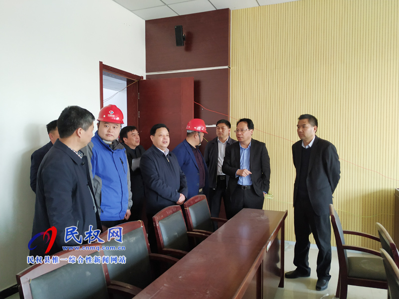 县委常委、常务副县长李启峰查看代表团会场准备情况 县委常委、常务副县长李启峰查看代表团会场准备情况