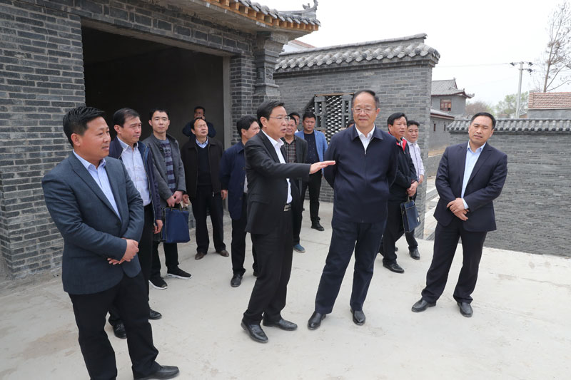 省人防办党组书记、主任贾宏伟到我县调研人防项目建设和脱贫攻坚工作 省人防办党组书记、主任贾宏伟到我县调研人防项目建设和脱贫攻坚工作