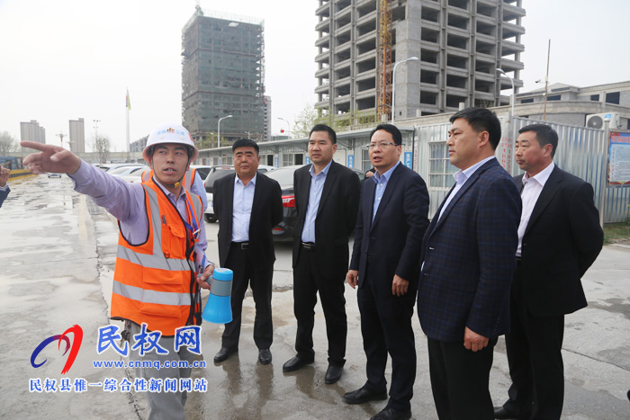 县委常委、常务副县长李启峰查看我县安全生产工作和扬尘治理工作 县委常委、常务副县长李启峰查看我县安全生产工作和扬尘治理工作