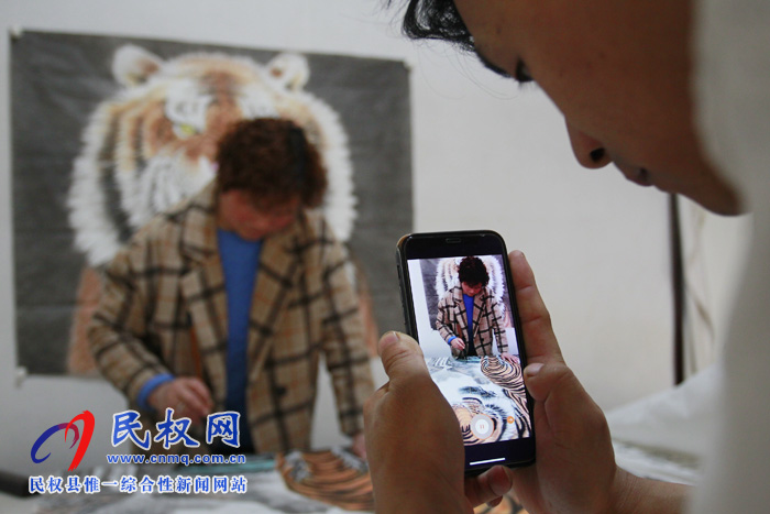 中国画虎第一村:河南26岁小伙直播卖画,一场卖出40多幅 中国画虎第一村:河南26岁小伙直播卖画,一场卖出40多幅