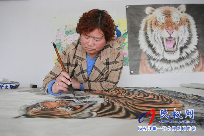 中国画虎第一村:河南26岁小伙直播卖画,一场卖出40多幅 中国画虎第一村:河南26岁小伙直播卖画,一场卖出40多幅