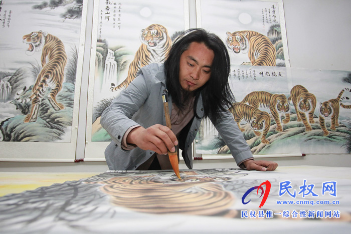 中国画虎第一村：河南26岁小伙直播卖画，一场卖出40多幅