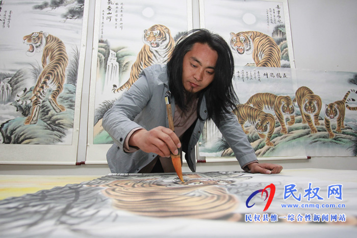 中国画虎第一村:河南26岁小伙直播卖画,一场卖出40多幅 中国画虎第一村:河南26岁小伙直播卖画,一场卖出40多幅