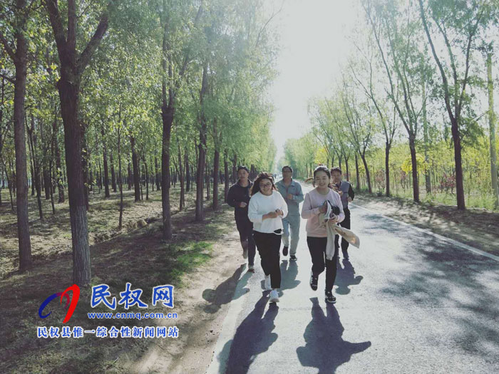 申甘林带徒步行 强身健体愉身心