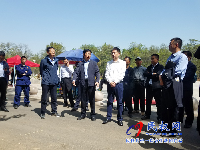 县领导查看第三届槐花节筹备工作 县领导查看第三届槐花节筹备工作