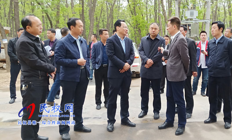 县委常委、常务副县长李启峰现场督导第三届槐花节筹备情况 县委常委、常务副县长李启峰现场督导第三届槐花节筹备情况