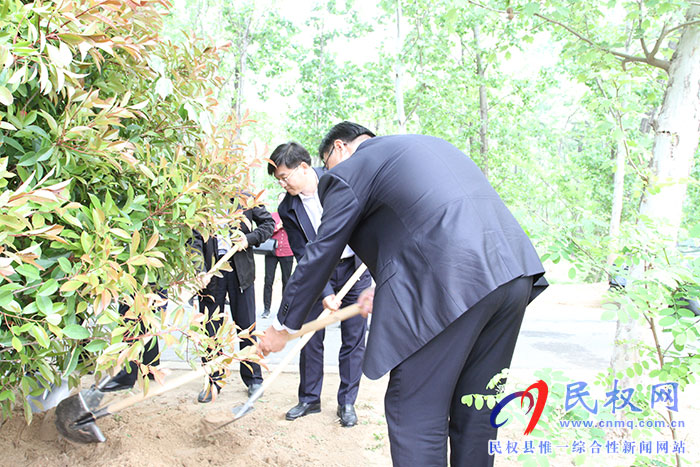 民革省委主委、省政协副主席李英杰莅民参加“共植同心林 共圆中国梦”活动 民革省委主委、省政协副主席李英杰莅民参加“共植同心林 共圆中国梦”活动