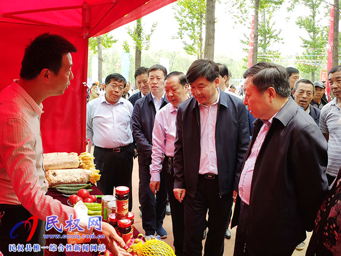 民革省委主委、省政协副主席李英杰莅民察看“槐花节”系列活动 民革省委主委、省政协副主席李英杰莅民察看“槐花节”系列活动