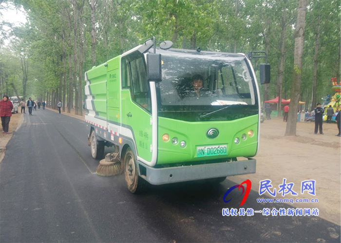 县城市管理局助力第三届“槐花节”