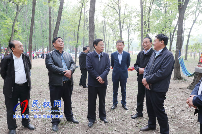 市人大常委会副主任、民权县委书记姬脉常察看槐花节系列活动开展情况 市人大常委会副主任、民权县委书记姬脉常察看槐花节系列活动开展情况