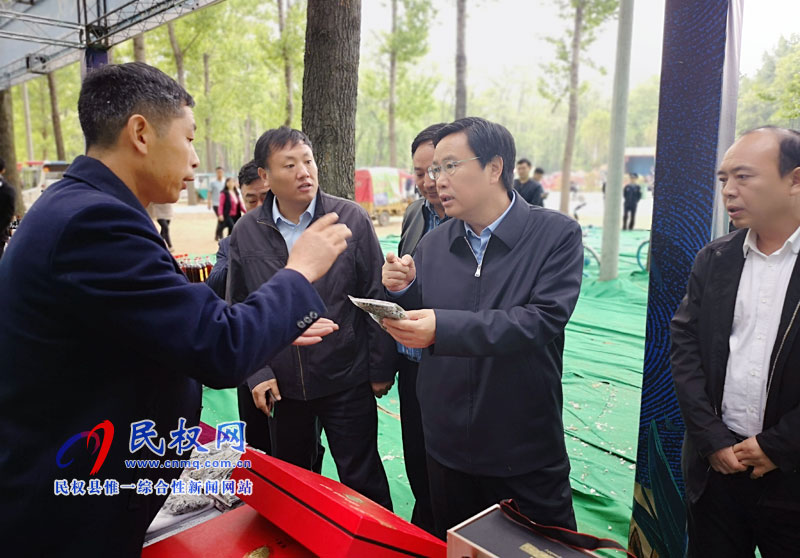 市人大常委会副主任、民权县委书记姬脉常察看槐花节系列活动开展情况 市人大常委会副主任、民权县委书记姬脉常察看槐花节系列活动开展情况