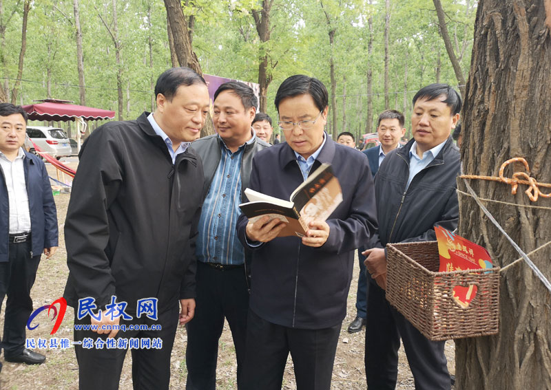 市人大常委会副主任、民权县委书记姬脉常察看槐花节系列活动开展情况 市人大常委会副主任、民权县委书记姬脉常察看槐花节系列活动开展情况