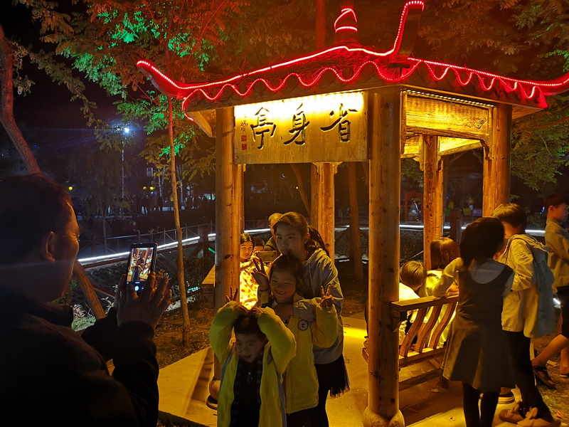 花园乡赵洪坡村“夜游模式”备受游客追捧 花园乡赵洪坡村“夜游模式”备受游客追捧