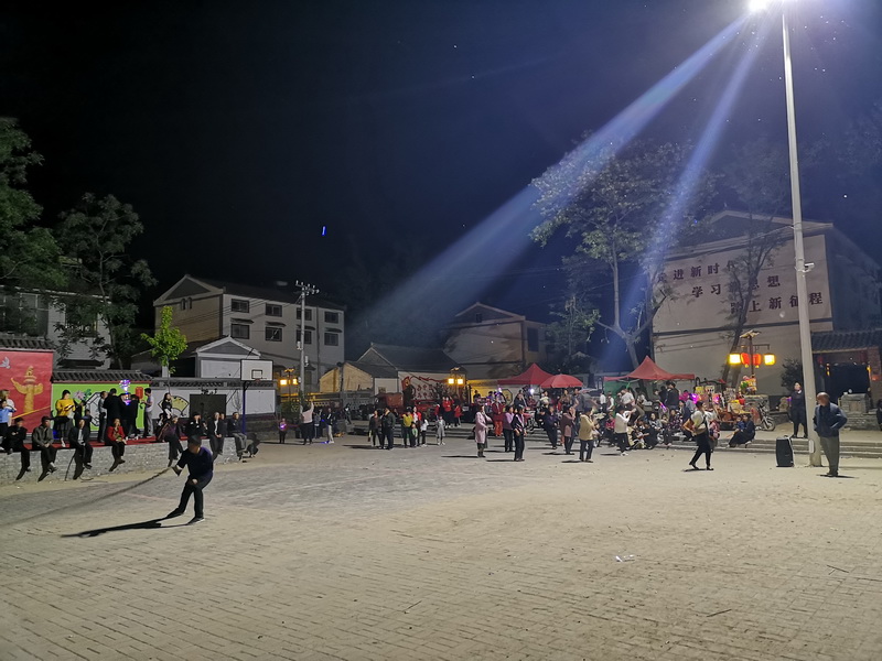 花园乡赵洪坡村“夜游模式”备受游客追捧 花园乡赵洪坡村“夜游模式”备受游客追捧