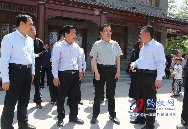 市人大常委会副主任、民权县委书记姬脉常指导花园乡赵洪坡村民俗文化节及五一安保工作 市人大常委会副主任、民权县委书记姬脉常指导花园乡赵洪坡村民俗文化节及五一安保工作