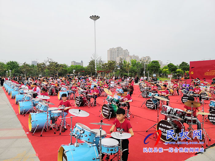 迎祖国70华诞,70名小鼓手共奏《鼓舞中国》 迎祖国70华诞,70名小鼓手共奏《鼓舞中国》