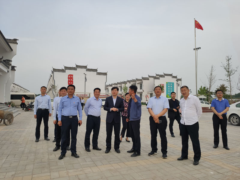 县委副书记、县长张团结调研农村人居环境改善工作 县委副书记、县长张团结调研农村人居环境改善工作