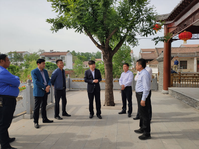县委副书记、县长张团结调研农村人居环境改善工作 县委副书记、县长张团结调研农村人居环境改善工作