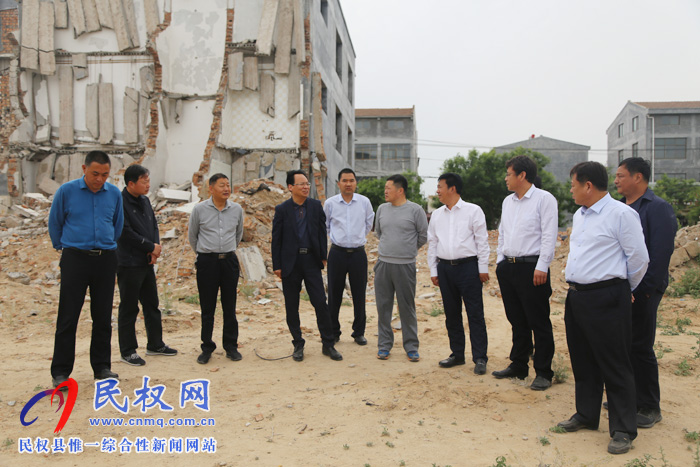 县委常委、常务副县长李启峰查看我县绿化和重点拆迁工作 县委常委、常务副县长李启峰查看我县绿化和重点拆迁工作